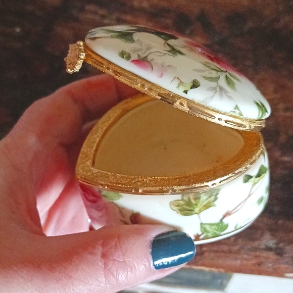 Heart trinket box w rose pattern - Picture 4 of 7